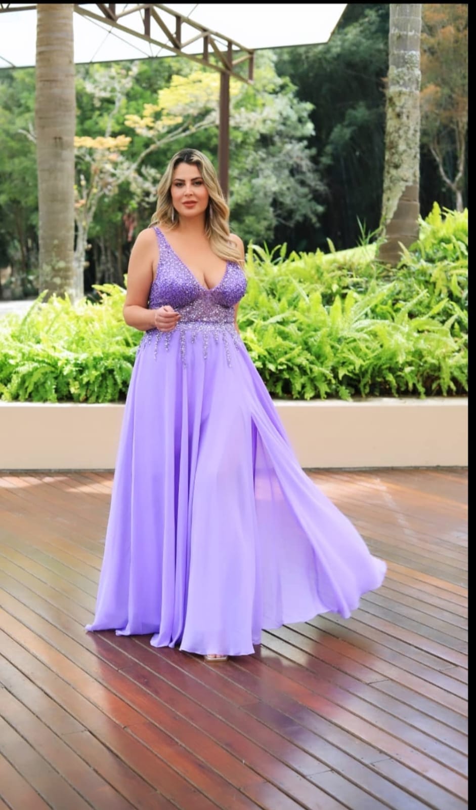 Vestido plus size lilás corpete bordado saia fluída com fenda – Aluguel de  Vestidos de Festa RJ, Fino Traje Moda Festa